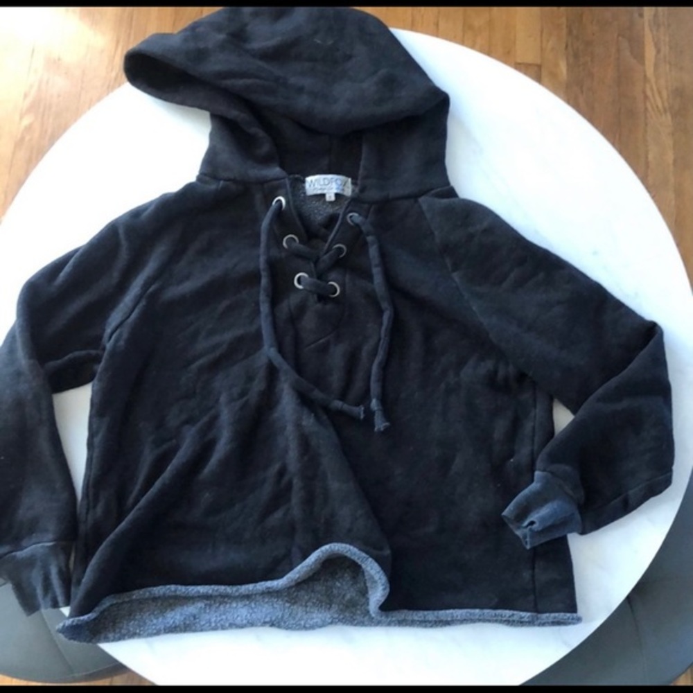 WILDFOX lace up hoodie( oversized hood🖤)